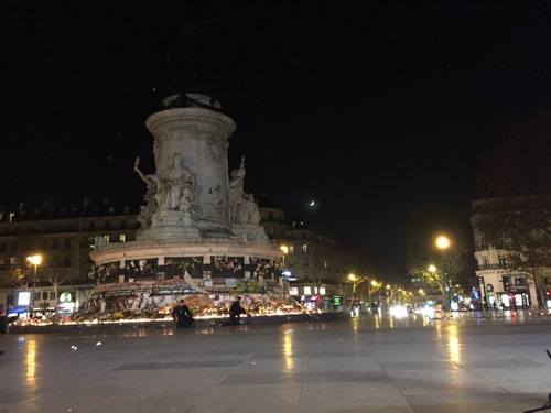 В Париже снова звучат выстрелы, люди в панике разбегаются. ФОТО, ВИДЕО