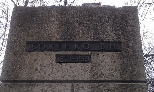 Ветер «декоммунизировал» памятник в Киеве. ФОТО