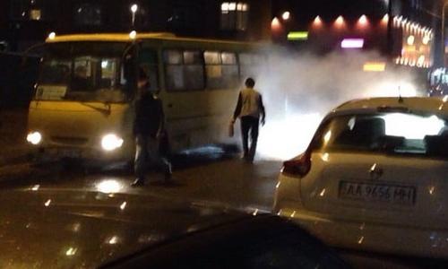 В Киеве горела маршрутка с пассажирами. ФОТО