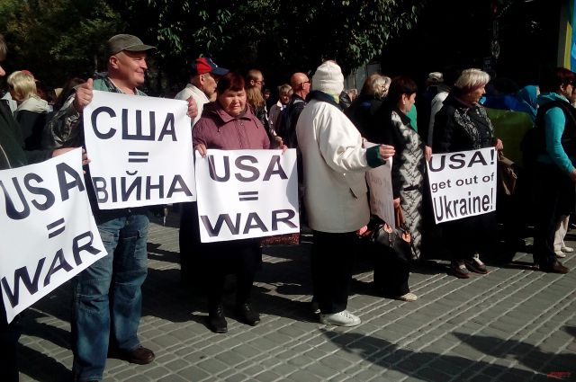 В Киеве митингуют под посольством США. ВИДЕО