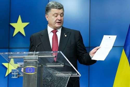 К годовщине Майдана Порошенко подписал «безвизовые законы». ВИДЕО