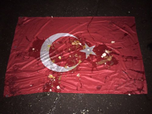 В России напали на офис турецкой компании и забросали яйцами флаг Турции. ФОТО
