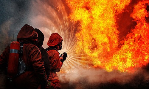 В Севастополе горит подстанция