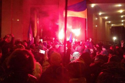 Киевский офис Ахметова штурмовали под лозунгом «Хватит говорить о законности!». ВИДЕО