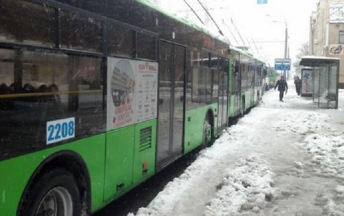 Харьков застыл в снежном плену: пробки, метровые очереди на транспорт. ФОТО, ВИДЕО