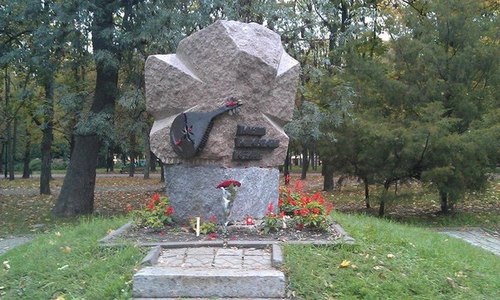 В Харькове повредили памятник репрессированным кобзарям. ФОТО, ВИДЕО