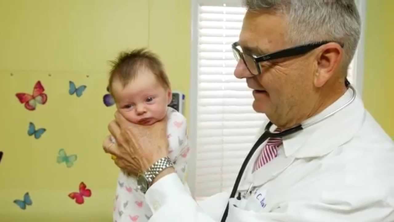 Педиатр показывает, как успокоить плачущего ребенка. ВИДЕО