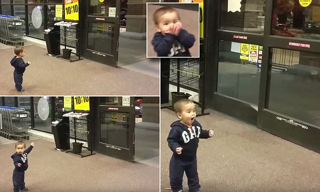 Реакция малыша на автоматические раздвижные двери. ВИДЕО 