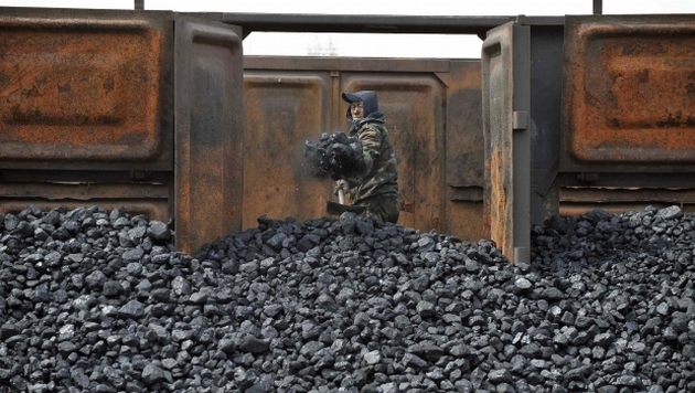 Журналисты показали, как Россия крадет украинский уголь. ВИДЕО