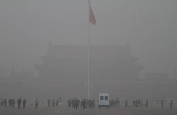 Китай попал в ловушку зимнего смога: отменены более 200 авиарейсов 