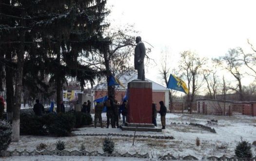 Активисты под новогодними градусами свалили Ленина. ВИДЕО
