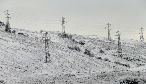 Из-за мокрого снега 140 населенных пунктов Украины погрузились во тьму