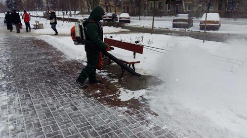 Киевские коммунальщики для уборки снега используют «чудо-технику». ФОТО