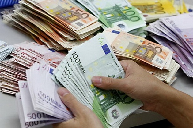 Впервые в истории: курс евро в России подскочил выше 83 рублей