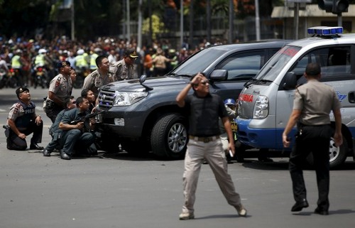 В Джакарте серию взрывов устроили 10 боевиков. ФОТО 18+