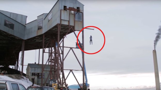 Физик прыгнул с 14-метровой высоты без страховки, использовав гирю в качестве противовеса. ВИДЕО