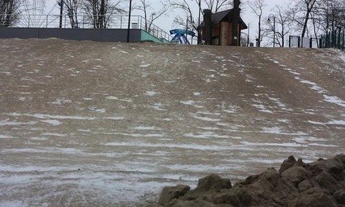 В Калининграде засыпали песком бесплатную детскую горку. ФОТО