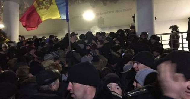 В Кишиневе протестующие захватили здание парламента. ФОТО, ВИДЕО