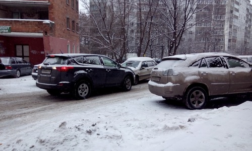 Неправильно припаркованные авто в Киеве «вычистили» вместе со снегом 