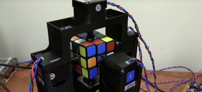 Два изобретателя создали робота для скоростной сборки кубика Рубика. ВИДЕО