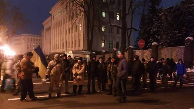 Администрацию Порошенко окружили пикетчики. ФОТО