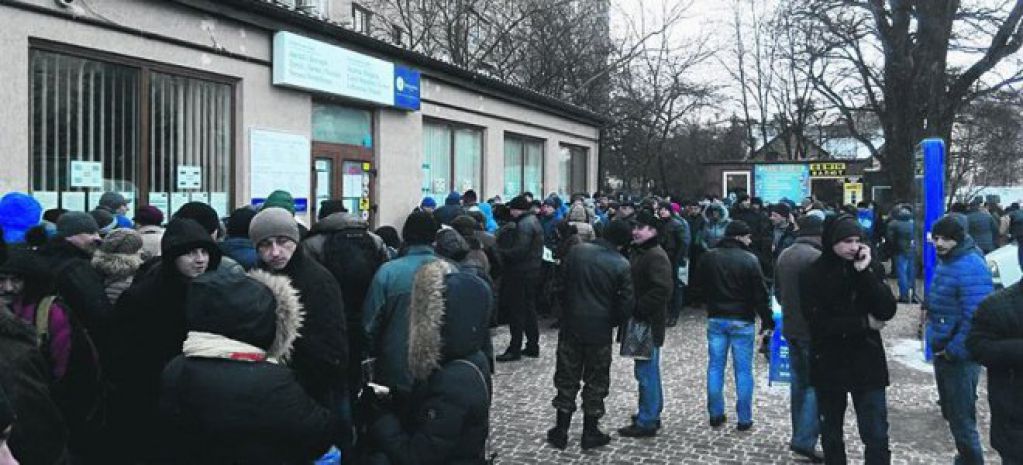 Украинцы массово рванули за визами: «Такой безнадеги даже в 1990-е не было»