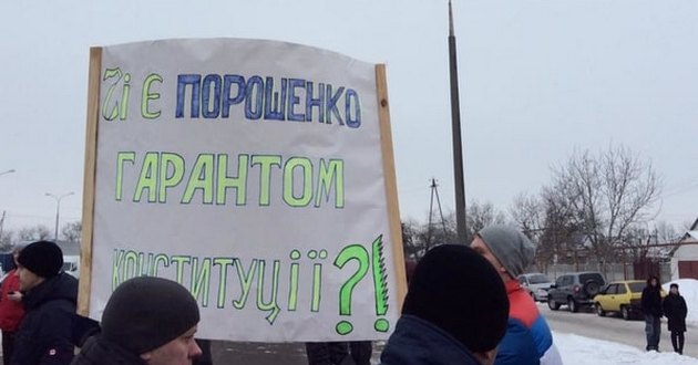 Бунт в Новомосковске: от Порошенко требуют гарантировать Конституцию. ФОТО