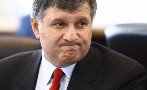 Аваков оказался в центре скандала: пытался усидеть на двух стульях
