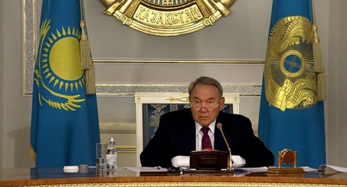 Назарбаев предложил казахам протягивать ножки по одежке