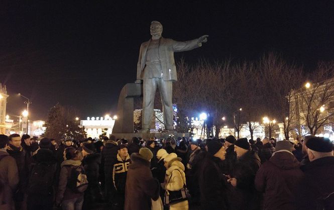 В Днепропетровске таки снесли памятник организатору Голодомора. ВИДЕО