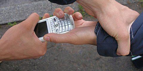 Соцсети предупреждают: в Киеве грабитель отбирает у детей телефоны. ФОТО