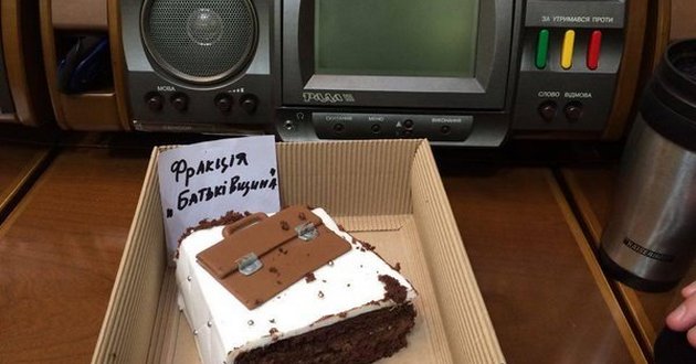 Депутатов угостили «коалиционными» портфелями-тортами. ВИДЕО
