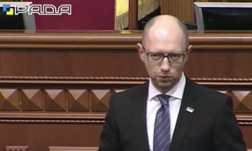 В парламенте перепалка: Яценюк отбивается от наседающих депутатов