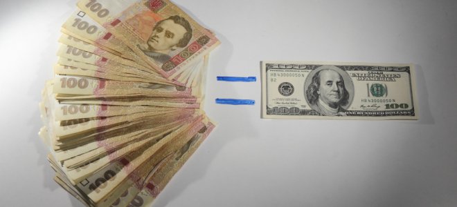 Участники валютного рынка сообщили о «потерях» гривны на межбанке