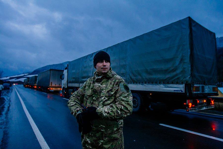 Число участников акции по блокированию российских грузовиков растет