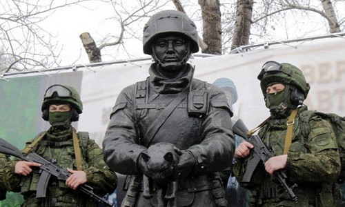 Новый памятник в Крыму: зеленый человечек что-то странное делает с котом. ФОТО