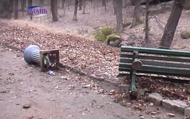 Неизвестные молодчики разгромили центральную аллею парка Софиевка. ВИДЕО