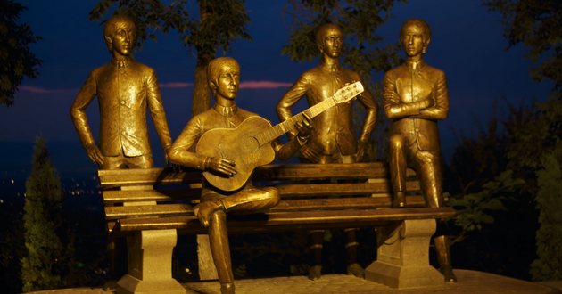 Казацкие «скрепы» не выносят The Beatles: в Ростове начали сбор подписей против памятника. ВИДЕО