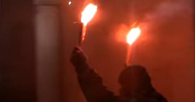 Со стрельбой и файерами в Киеве ночью напали на посольство России. ВИДЕО