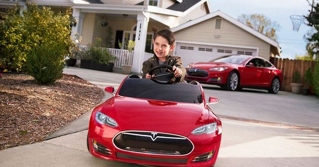 Электромобиль Tesla S испытали на ребенке. ВИДЕО
