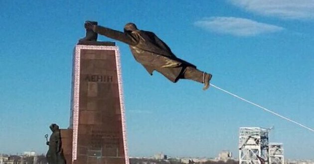 Вечно живой: соцсети высмеяли затянувшийся снос памятника Ленину в Запорожье. ФОТО