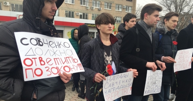Под зданием суда над Савченко радикалы устроили сталинский шабаш. ФОТО
