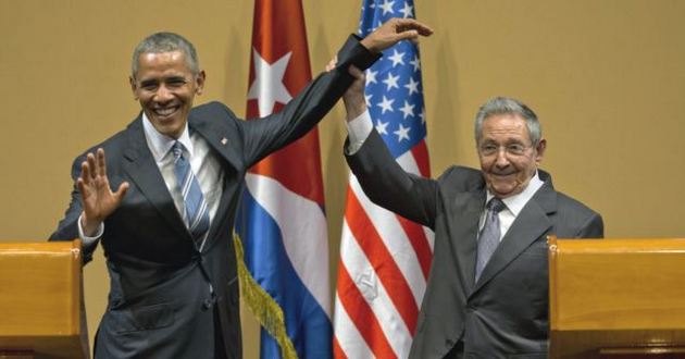 Кастро не позволил Обаме похлопать себя по плечу. ВИДЕО