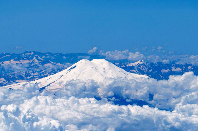 На горе Эльбрус на высоте 5300 м сорвался альпинист из Украины