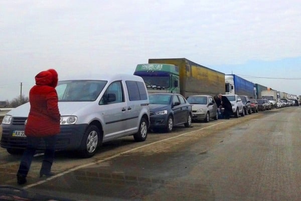 Крымчане пытаются спасти свои авто от оккупантов на материке