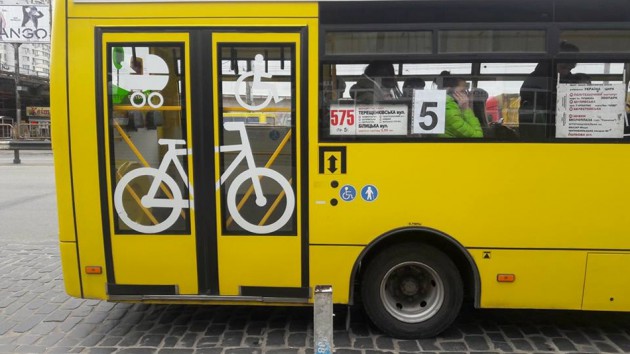 В Киеве специальные маршрутки «подбирают» велосипедистов. ФОТО
