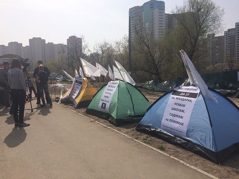 «Элитовцы» установили палатки возле стройплощадки на Здолбуновской