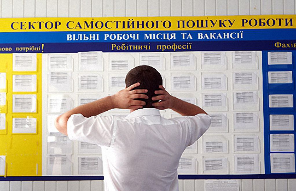 Украинцы ищут работу: в регионах на одно место до 100 соискателей