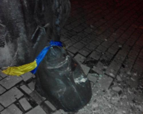 В Харькове начался демонтаж постамента «вождю»: чтобы и следа не осталось. ФОТО