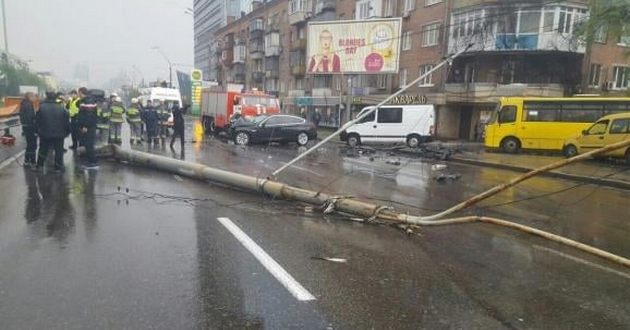 В Киеве троллейбусная опора «не уступила дорогу» BMW: есть пострадавшие. ФОТО, ВИДЕО